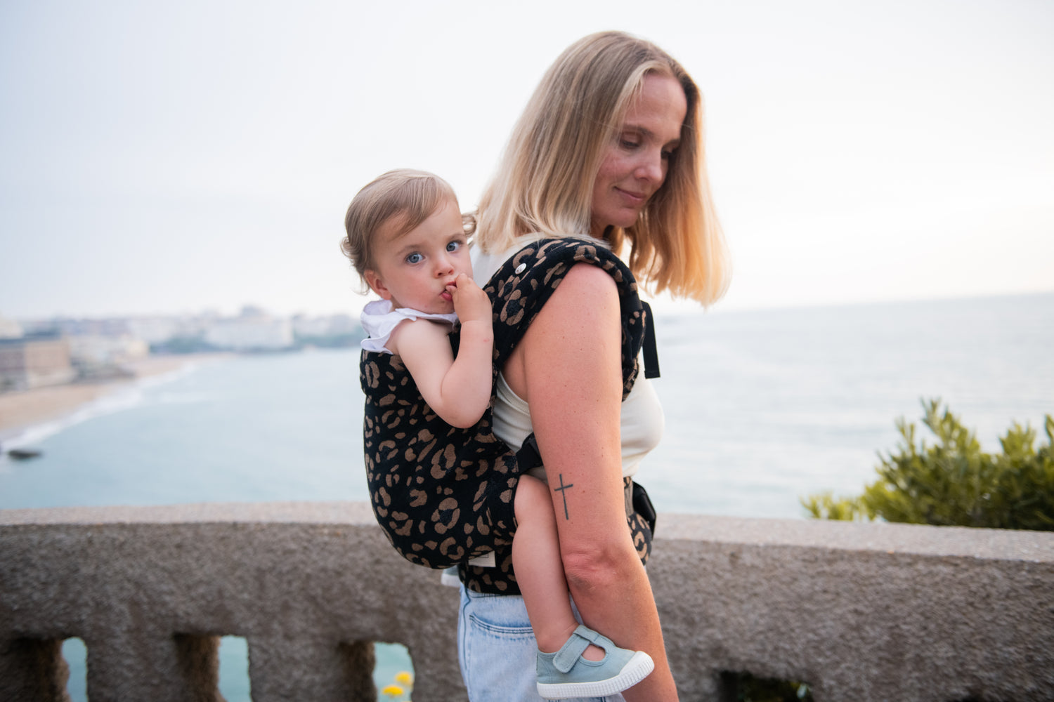 MAMA HANGS Carry &amp; Bloom Jacquard